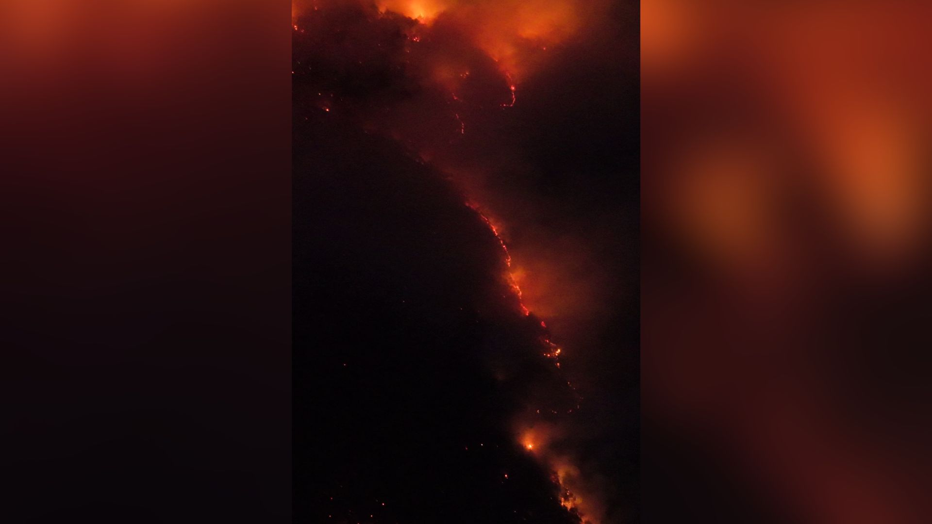 Pamje apokaliptike nga Puka  flakët  përpijnë  masivin pyjor në Malin e Tërbunit