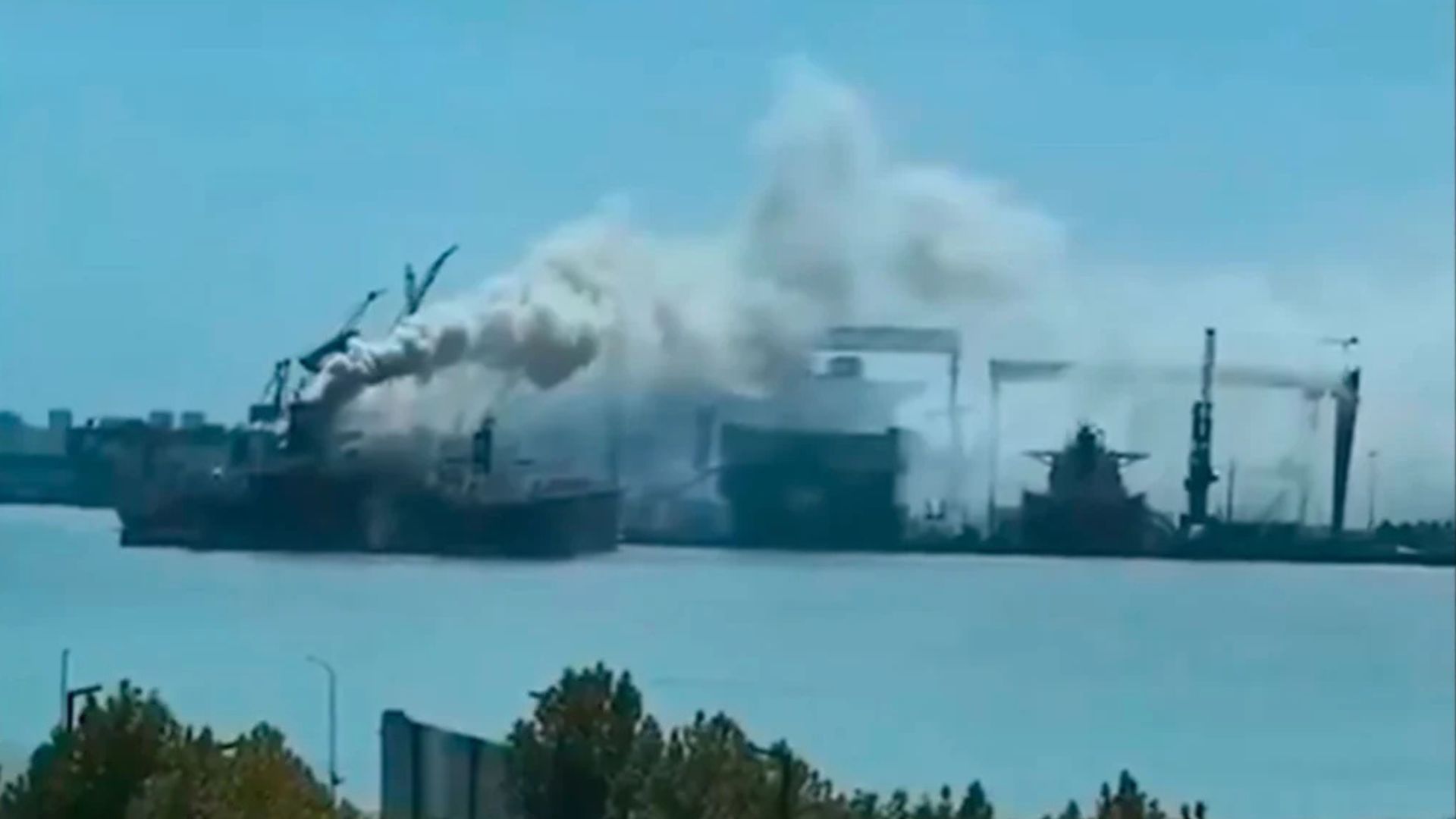 Përfshihet nga flakët anija e mallrave në një port kinez  25 viktima dhe 5 të plagosur