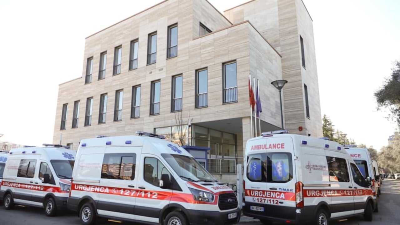 Tragjedia me dy viktima në Vaun e Dejës  QKUM sqaron dinamikën e ngjarjes  Ambulanca e zonës ishte me defekt  urgjenca e Shkodrës mbërriti pas një ore e gjysmë
