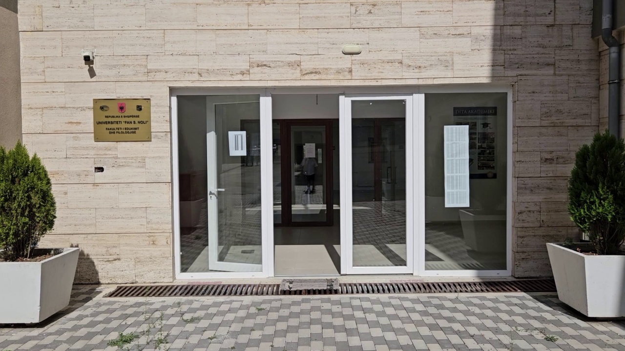300 studentë zgjedhin Korçën  Ekonomia  teknologjia dhe informatika tërheqin maturantët në Universitetin e Korçës