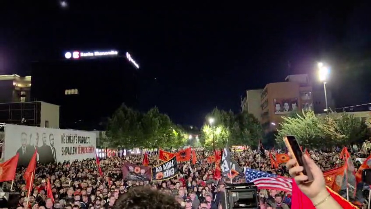 Kundër aktgjykimit të Gjykatës Speciale ndaj ish krerëve të UÇK së  protesta e gjashtë në Prishtinë  Zëri i këtij sheshi ka mbërritur deri në Hagë
