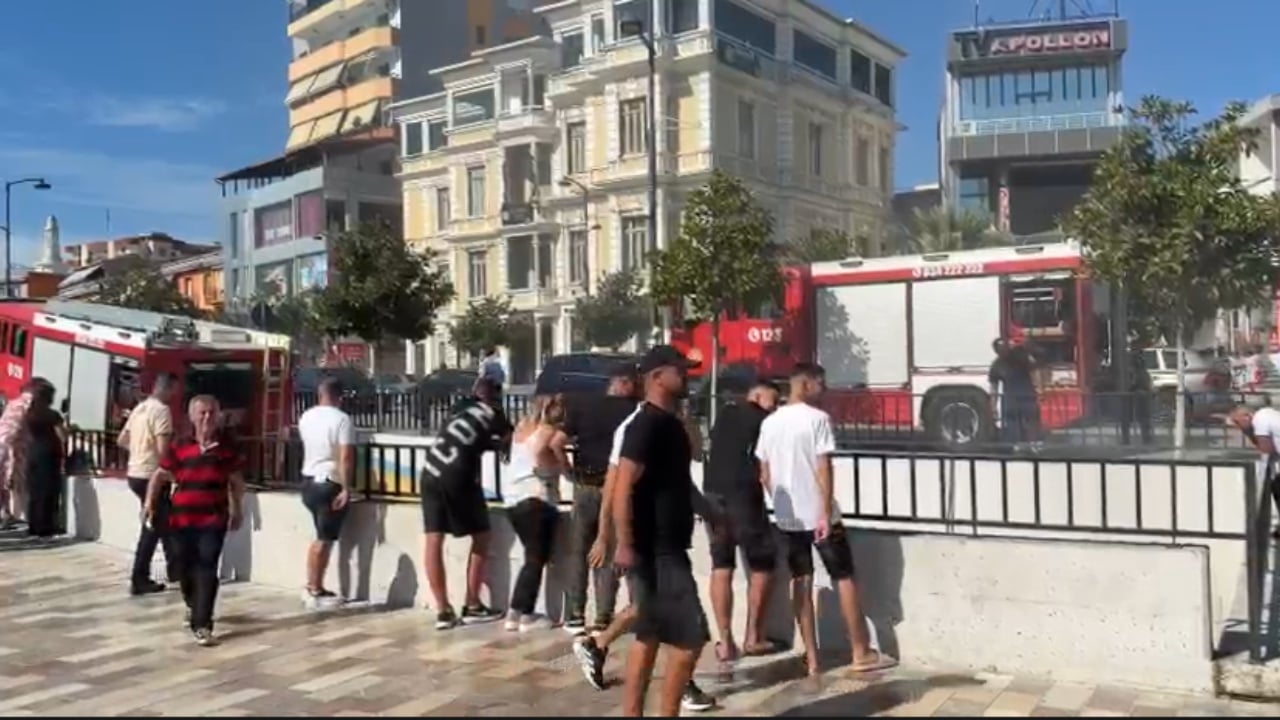 video-perfshihet-nga-flaket-automjeti-ne-nje-parkim-nentokesor-ne-fier-banoret-ne-panik