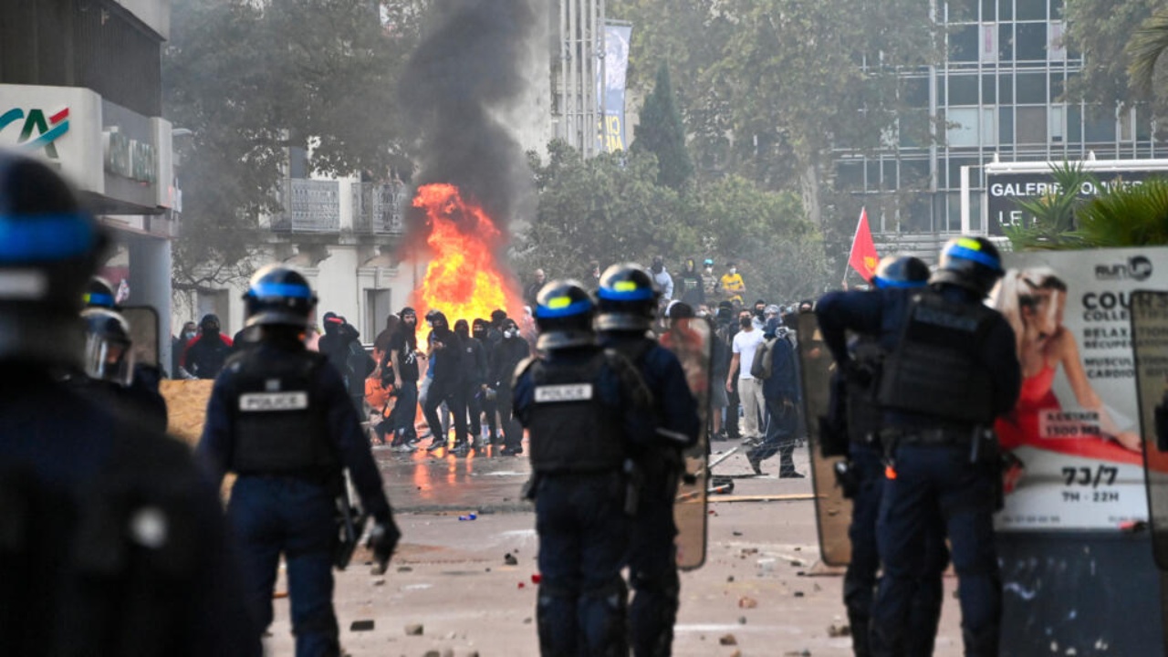 Franca në alarm për protestat e Halloween it  mobilizohen 70 mijë policë pas trazirave të dhunshme që përfshinë vendin