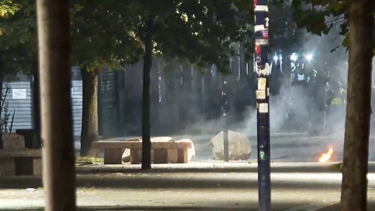 Protestuesit kthehen sërish te Selia e PS  e sulmojnë me molotovë e fishekzjarrë  policia i kundërpërgjigjet me gaz lotsjellës