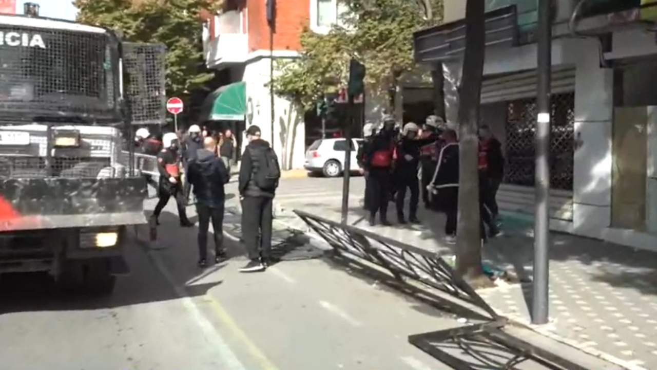 Përshkallëzohet protesta  përplasje mes policisë dhe studentëve  Hidhet gaz lotsjellës  nisin shoqërimet
