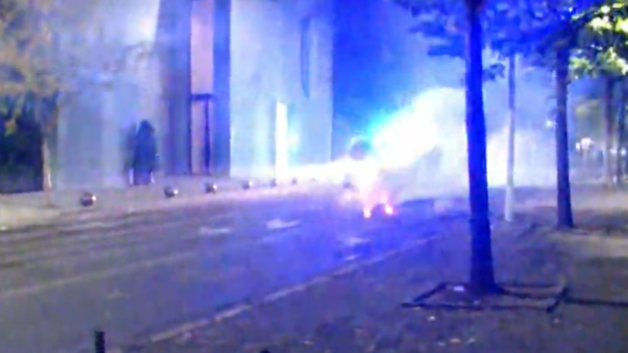 Foto nga burimi: “Ndizet” situata edhe pranë Katedrales Ortodokse në Tiranë, protestuesit hedhin molotovë dhe fishekzjarrë drejt policisë