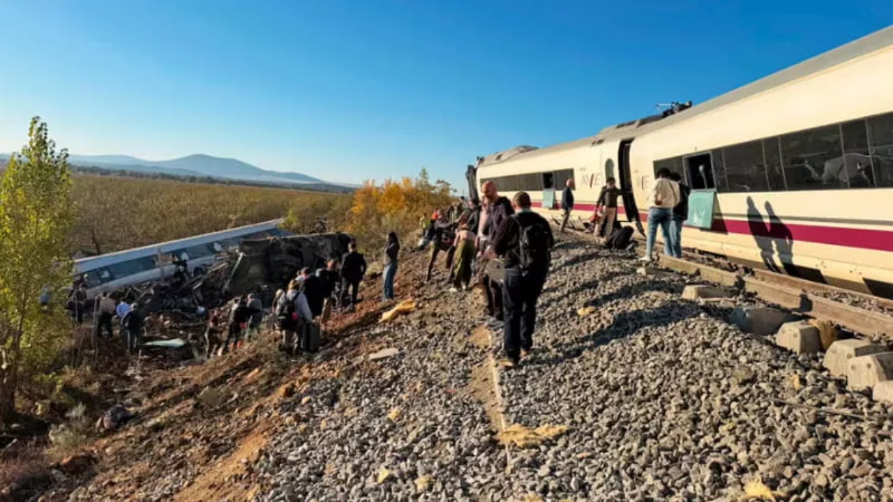 Foto nga burimi: Tragjike në Spanjë/ Dy trena përplasen me njëri-tjetrin, dyshohet për dhjetëra viktima