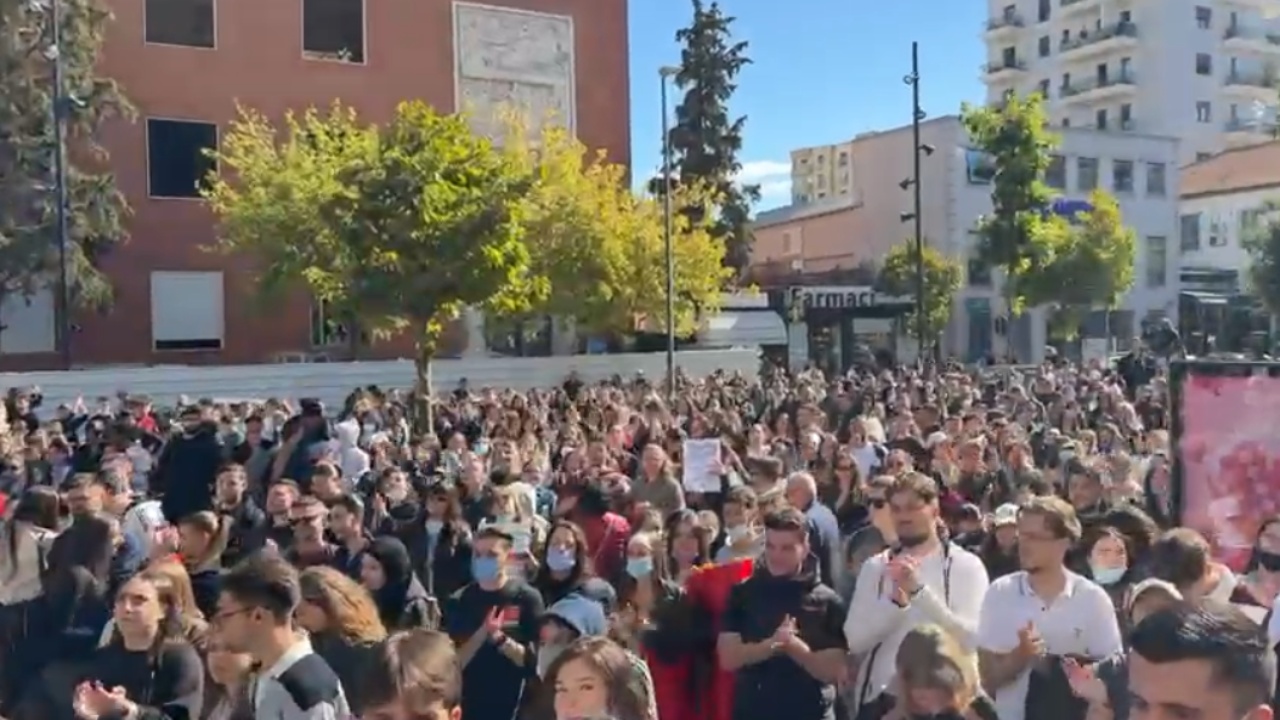 Live/ Nga gjimnazistët e “Partizanit” te studentët e Mjekësisë dhe Politeknikut, thyhet dera e FSHN-së, nis marshimi drejt Ministrisë së Arsimit
