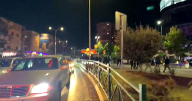Kaos te  Zogu i Zi   makinat  në kurth  nga bllokimi i rrugës  paralizohet qarkullimi