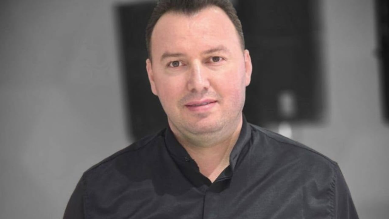 Foto/ U ndalua për ngacmim të të miturave dhe veprime të turpshme, ky është këngëtari fierak që u vu në pranga nga policia