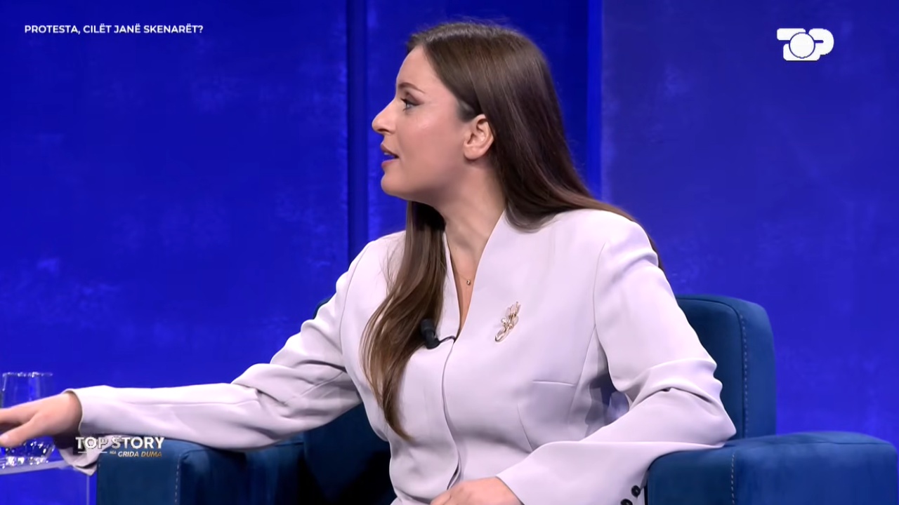 Top Story   I tregoi policisë librat dhe fletoret   gazetarja zbulon detaje nga dhuna ndaj të riut në tubim  Ishte një nga ata që donin protestë paqësore