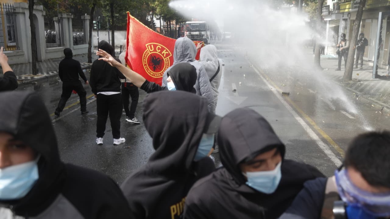 Flamuri i UÇK-së gjatë protestës në Tiranë, reagon Organizata e Veteranëve: Simboli i lirisë nuk mund të lidhet me dhunën dhe shkatërrimin