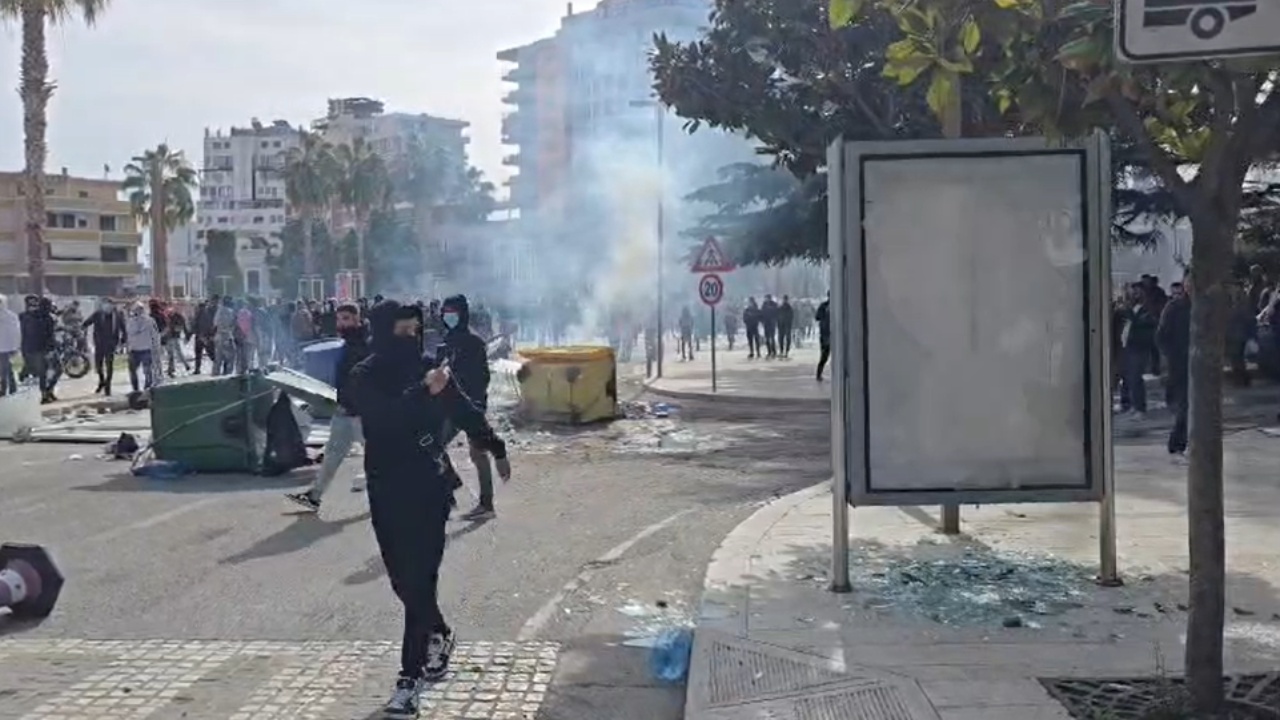 Tensione në Durrës  protestuesit dëmtojnë semaforët dhe pronën publike
