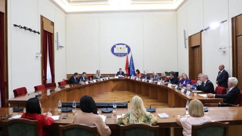 Foto nga burimi: Buxheti i Shtetit 2027 prezantohet në Konferencën e Kryetarëve, PD nuk merr pjesë, zbulohen arsyet
