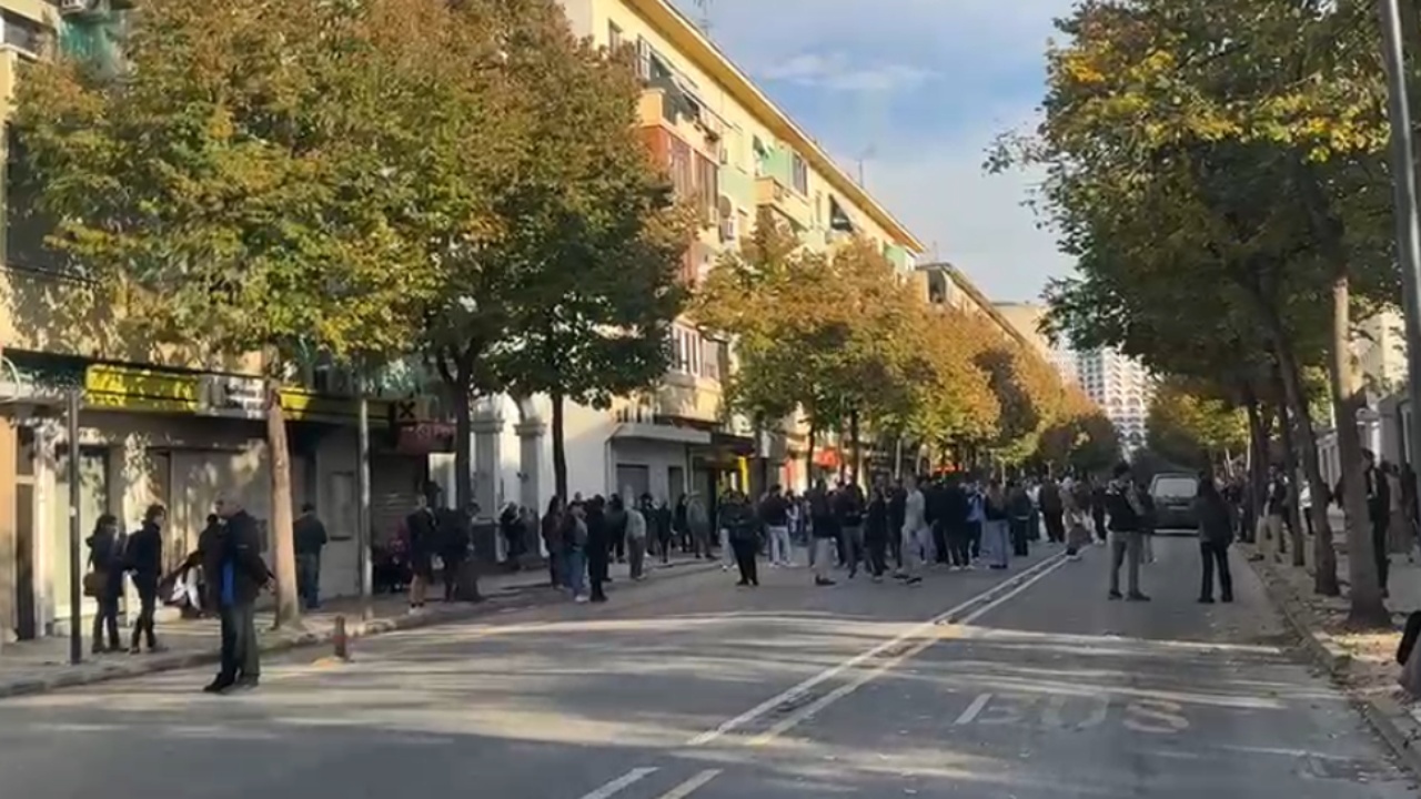 Foto nga burimi: Dita e 14-të e tubimit, nis grumbullimi i protestuesve përpara Ministrisë së Arsimit