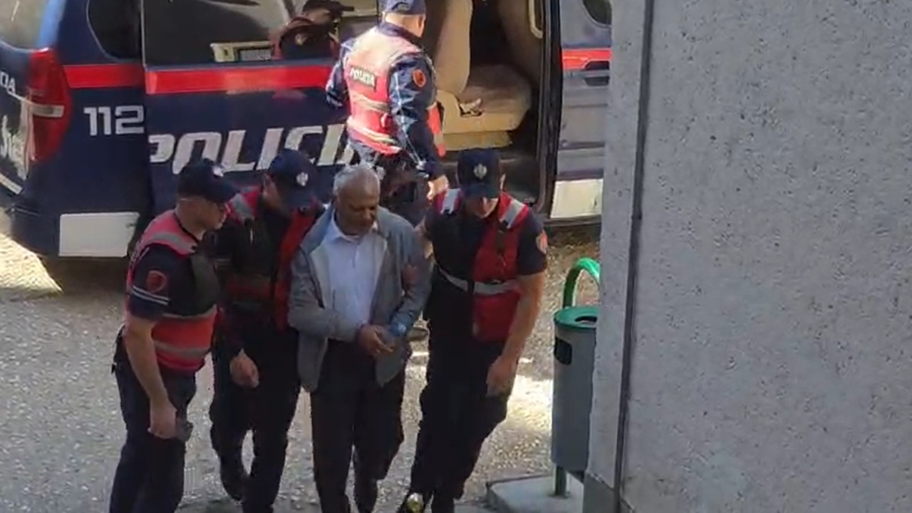 U vu në pranga për ngacmim të nxënëses së mitur në Lushnje  mësuesi 60 vjeçar mbërrin në gjykatë  Prokuroria kërkon arrest me burg