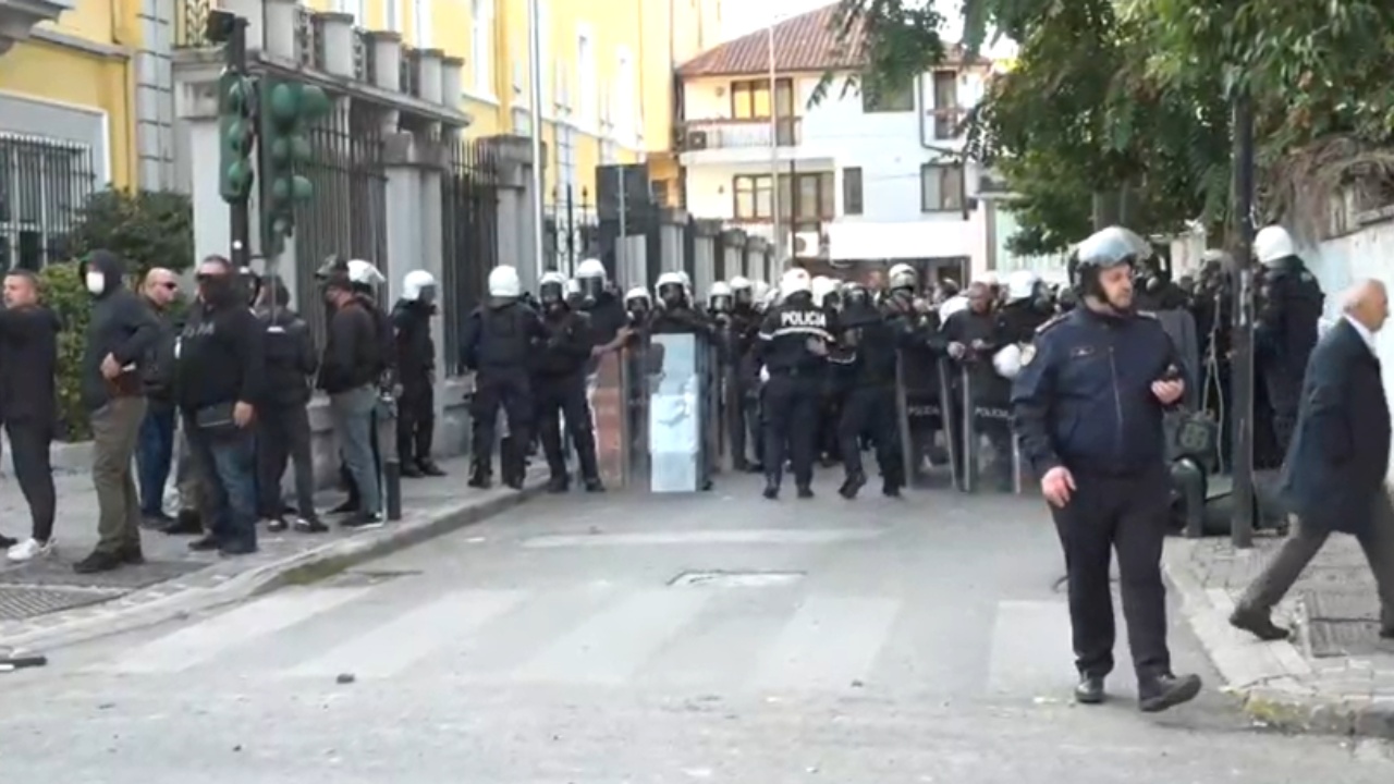LIVE  Dita e tretë e protestës studentore  Bojkotohen gjimnazet e fakultetet në vend  përplasje me policinë  nisin shoqërimet