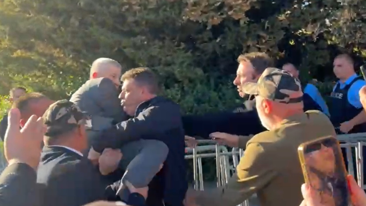 Video  Tension para kuvendit të Kosovës  protestuesit  fluturojnë  mbi gardh deputetin që do braktiste seancën