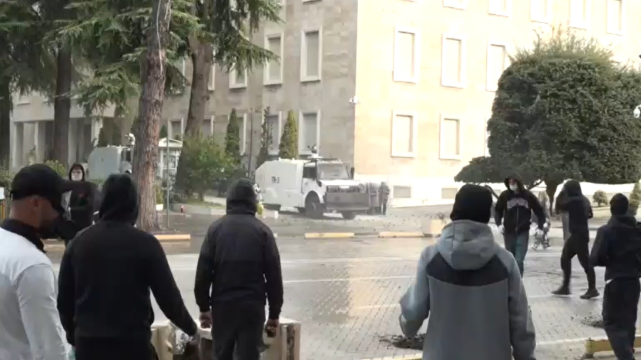 LAJMI I FUNDIT  Protesta e përshkallëzuar në Tiranë  protestuesit mblidhen para Kryeministrisë  policia i shpërndan me gaz lotsjellës