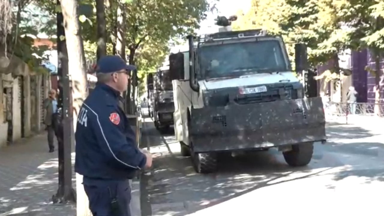 Protestuesit nisin marshimin drejt Ministrisë së Arsimit  policia rreshtohet para godinës  bëhen gati edhe autobotet
