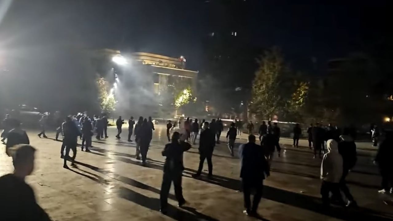 Foto nga burimi: Shpërthime në shesh, protestuesit hedhin fishekzjarrë dhe molotovë në drejtim të policisë