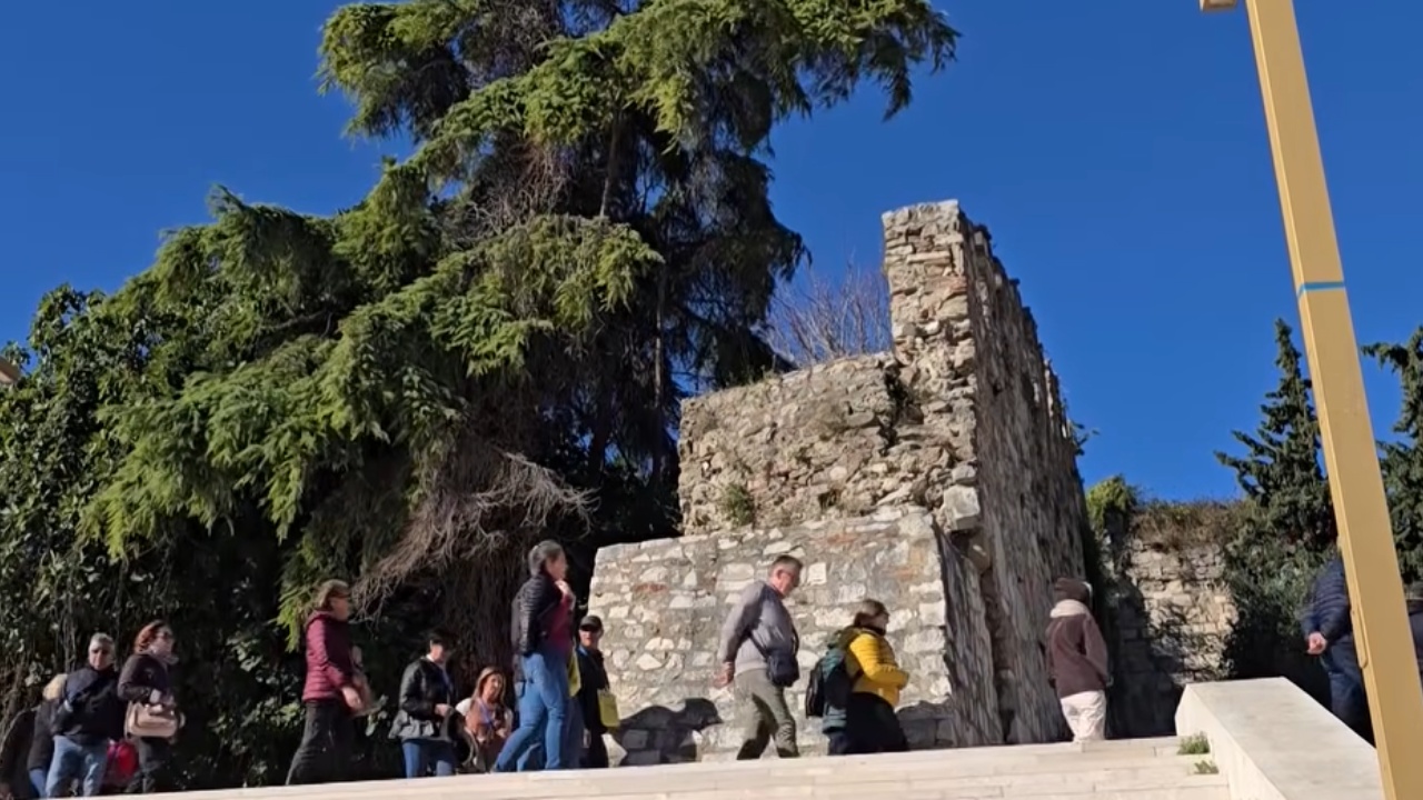 Turistët nuk i trembin protestat  Durrësi tërheq vizitorë edhe në fund të tetorit  të huajt  Ndihemi të sigurt