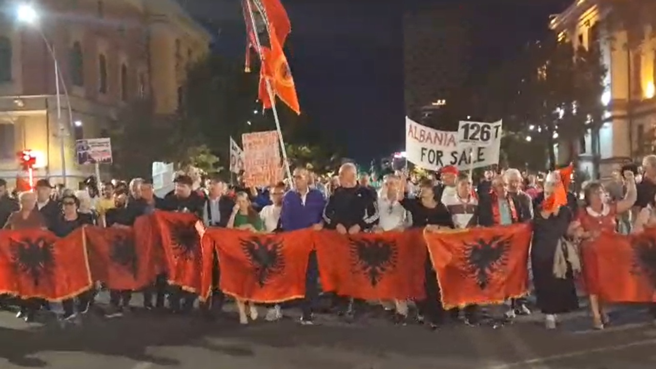  Nuk shitet Shqipëria   Mbahet dita e 126 të e tubimit në Tiranë  protestuesit mblidhen para Kryeministrisë