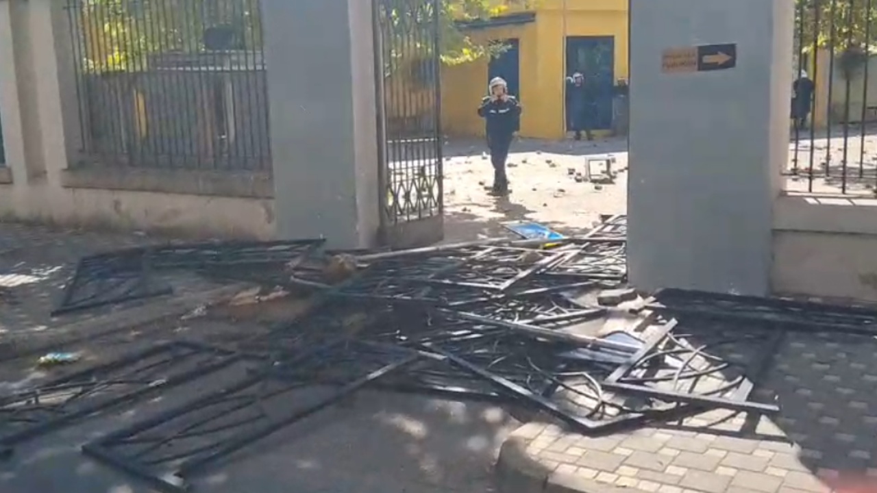 Vijojnë tensionet përpara Ministrisë së Arsimit, protestuesit ndezin zjarr në hyrjen e godinës