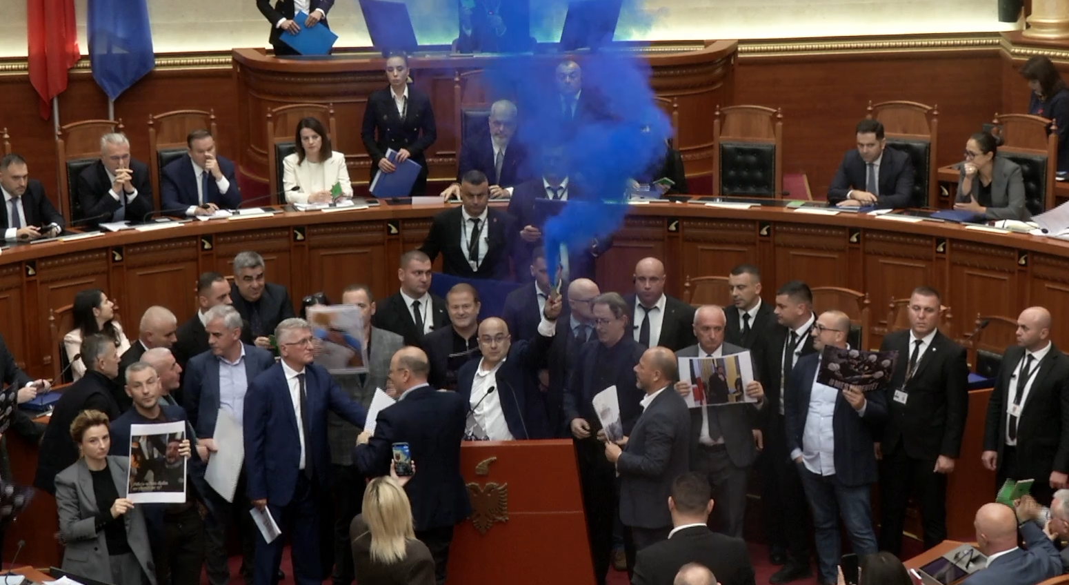 Ndërpriten diskutimet  Kuvendi kalon direkt në votim  deputetët e PD ndezin tymuese dhe flakadanë