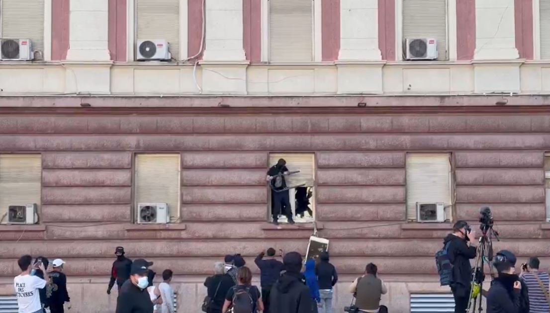 Protestuesit ‘stacionohen’ te Bulevardi, nisin me shkatërrimin e dritareve të Kryesisë së Kuvendit, tentojnë të futen brenda