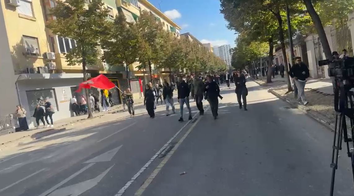 Foto nga burimi: Policia ndryshon strategji në protestë, kordoni vendoset më larg Ministrisë së Arsimit