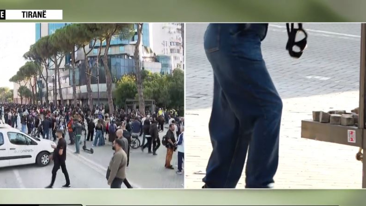 Foto nga burimi: Protesta zhvendoset te Kryeministria, të rinjtë krijojnë “front” me strukturën e stacionit të urbanit, nisin të mbledhin gurë
