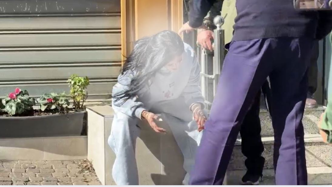 Përshkallëzohet protesta në Lezhë, gurët e hedhur drejt Policisë plagosin në fytyrë një nxënëse