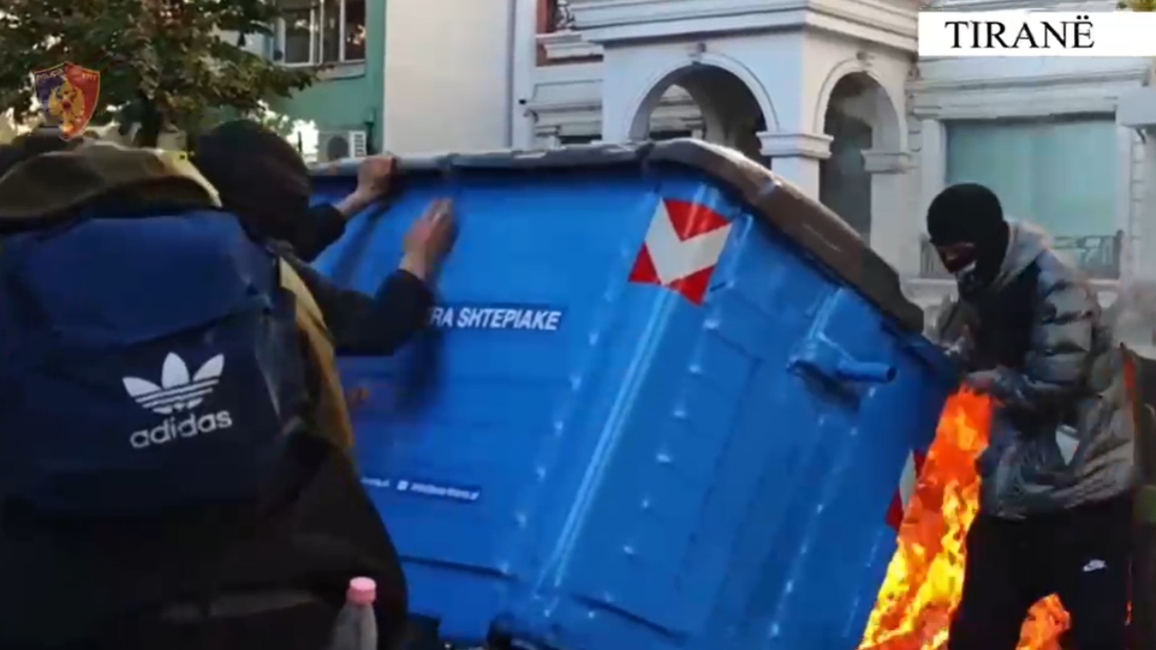 Foto nga burimi: Protesta para Ministrisë së Arsimit/ Dogjën kazanë dhe bllokuan qarkullimin, arrestohen dy persona në Tiranë