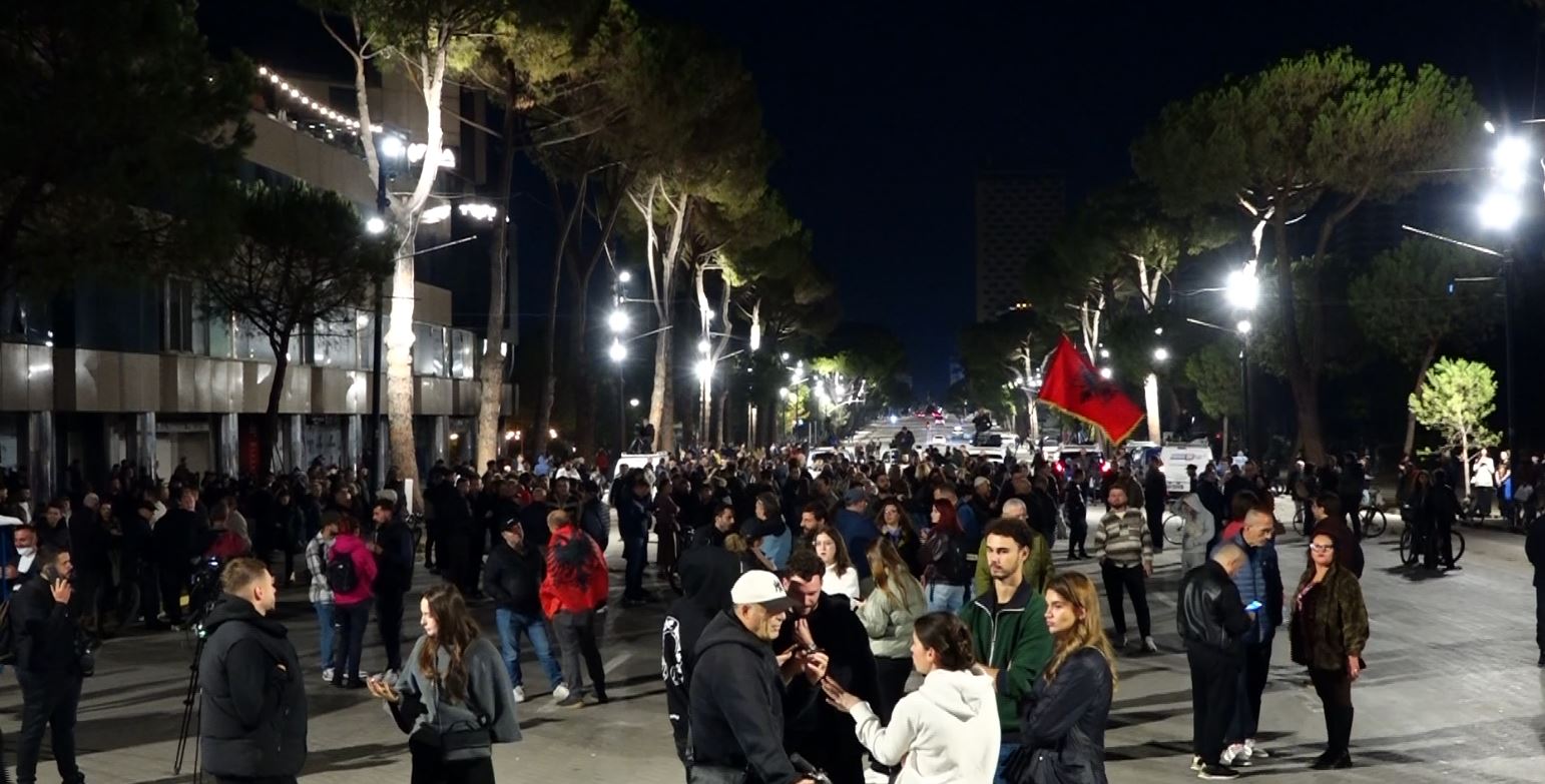 Mbyllet dita e 14-të e protestës/ Pa incidente dhe përplasje, protestuesit marshojnë në kryeqytet