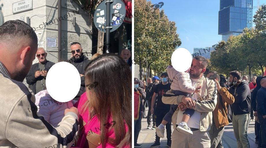 Foto nga burimi: Bashkë me Kiara Titon dhe vajzën e tyre në krahë, Luiz Ejlli i bashkohet protestës te Ministria e Arsimit: Duhet dialog