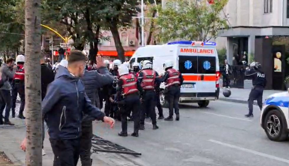 Shtohen forcat e policisë te Ministria e Ekonomisë, shoqërohet forcërisht një protestues