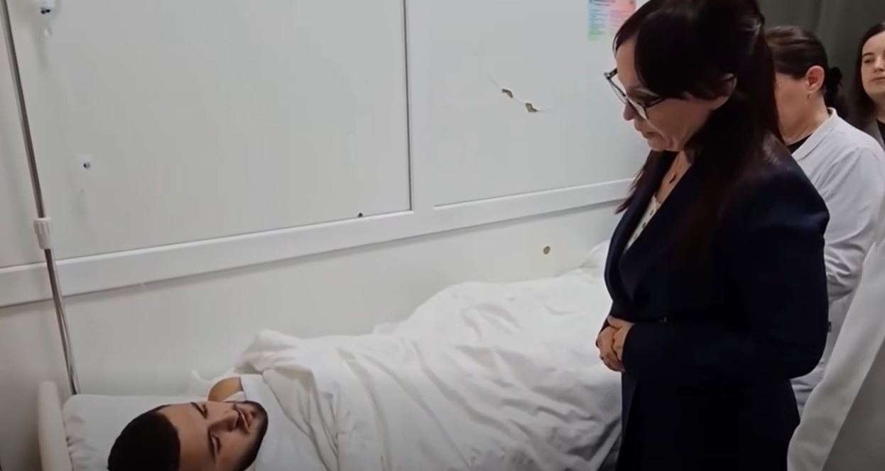 VIDEO/ E dhunuan policët dhe i thyen këmbën, flet 19-vjeçari nga Trauma: S’kisha lidhje fare me protestën