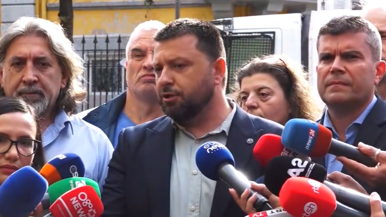 Foto nga burimi: “Kemi ngritur kallëzim penal për ata që ushtrojnë dhunë”/ Grupi i intelektualëve mblidhet para Ministrisë së Arsimit: Mbështesim studentët