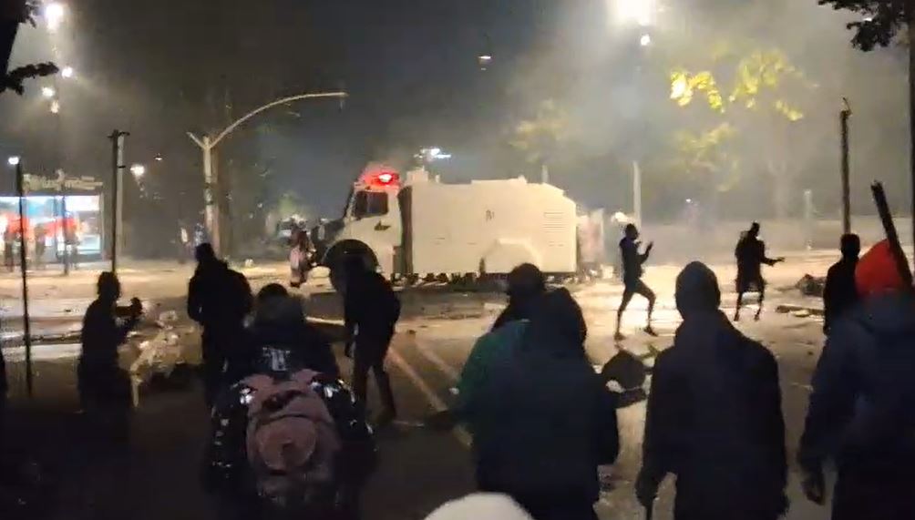 Agravon situata  Policia ndërhyn për të shpërndarë protestuesit në qendër të Tiranës  tubuesit përgjigjen me gurë