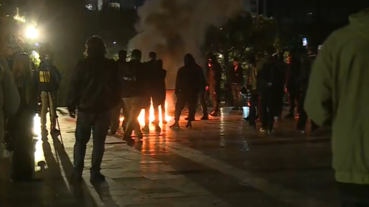 Protestuesit tërhiqen në sheshin  Skënderbej   hedhin molotov në lulishtet e qendrës
