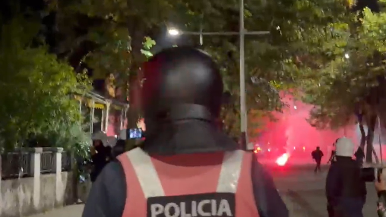 Video/ “Ik nga këtu se t’i qerrova sytë”, momenti kur efektivi i policisë kërcënon gazetaren e Top Channel
