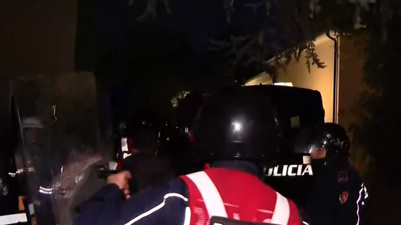 tensionet-ne-proteste-policia-shoqeron-disa-te-rinj-prane-kishes-ortodokse