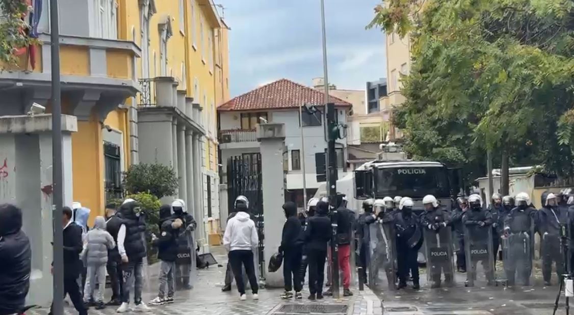LIVE  Policia vendoset në gatishmëri  nis grumbullimi i protestuesve te Ministria e Arsimit