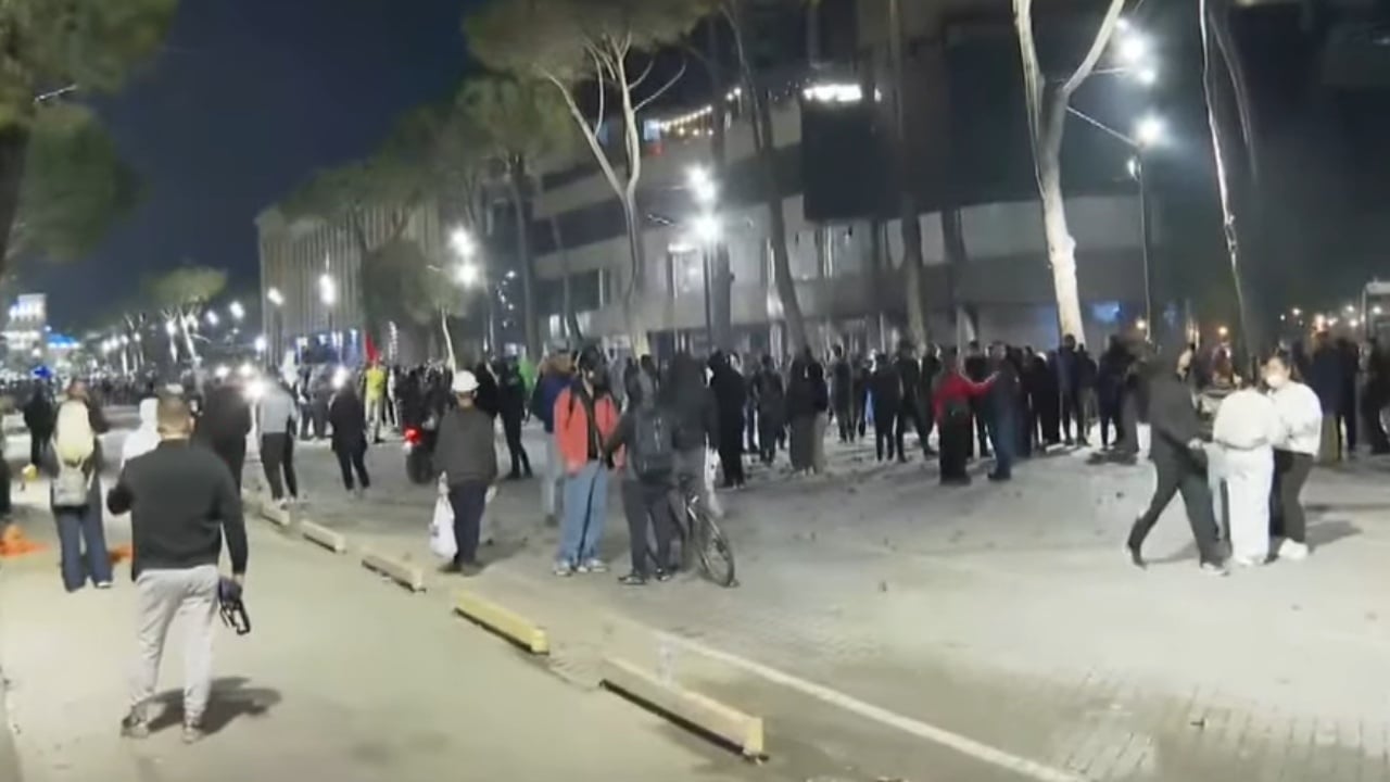 Foto nga burimi: Qetësohet sërish situata, protestuesit grumbullohen edhe një herë përpara Kryeministrisë