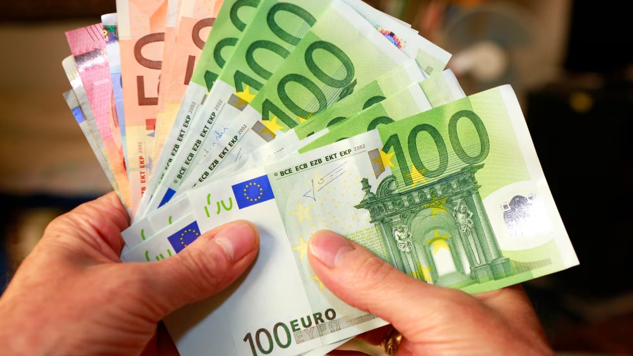 “664 milionë euro”/ Blerjet rekord në gjashtë muaj, monedha europiane vijon të dobësohet ndaj lekut