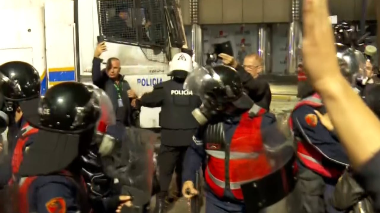 Foto nga burimi: Tensione para Kryeministrisë/ Protestuesit ngrenë duart përballë autobotëve, policia i spërkat me ujë