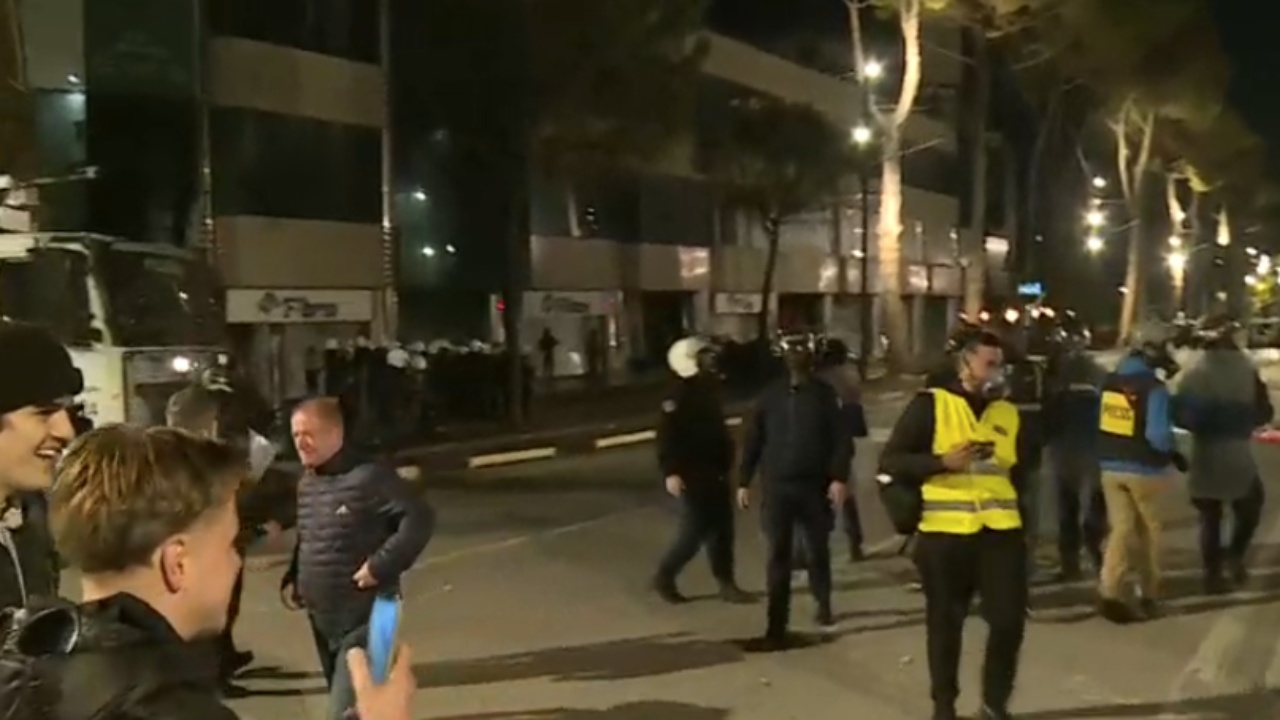 Hedhja e gurëve drejt Kryeministrisë  policia ndërhyn me ujë e gaz për të shpërndarë protestuesit  nisin shoqërimet