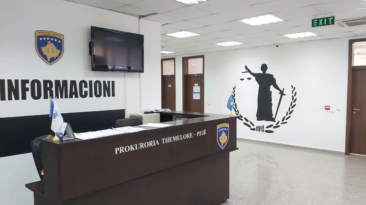 Foto nga burimi: Vrasja e Arlinda Zekajt në Pejë/ Prokuroria nis hetimet për zyrtarët, dyshohet për keqpërdorim të detyrës