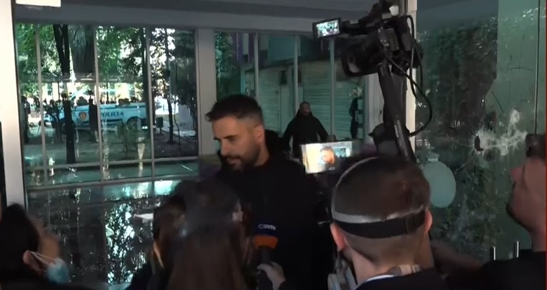 Protestuesit hedhin gurë drejt selisë së PS së  policia ndërhyn me gaz lotsjellës